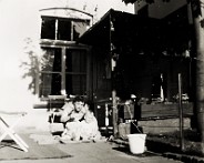 1958 Corry met 2 zonen Frits in de schaduw